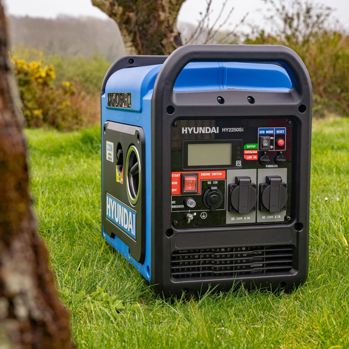 Hyundai Hyundai 2200W / 2.2kW Petrol Inverter Generator, Pure Sine Wave Output, Lightweight, Quiet Running HY2250SI